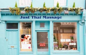 La devanture d'un salon de massage thaïlandais